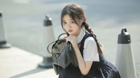 工人被困大厦外吊篮