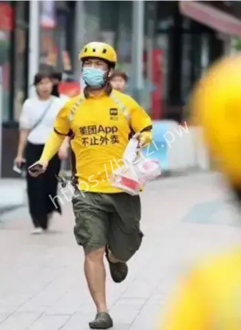 骑手摔倒后坚持送餐